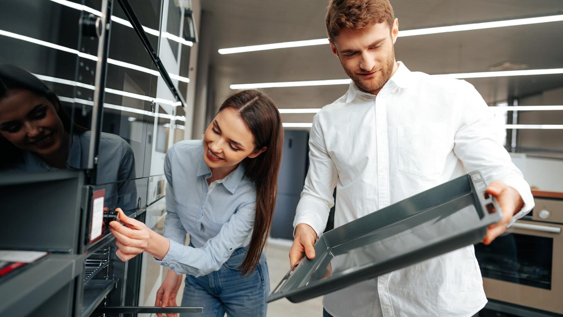 Junges Paar Das Sich Fuer Einen Neuen Elektroofen Im Sb Warenhaus Entscheidet 93675 134558